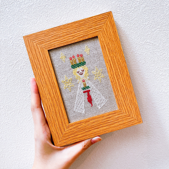 聖ルシア祭 ルシアの少女 北欧クリスマス刺繍フレーム【フレーム付き】  ファブリックパネル フォトフレーム インテリア 5枚目の画像