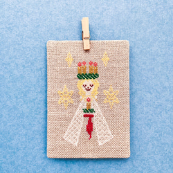 聖ルシア祭 ルシアの少女 北欧クリスマス刺繍フレーム【フレーム付き】  ファブリックパネル フォトフレーム インテリア 7枚目の画像