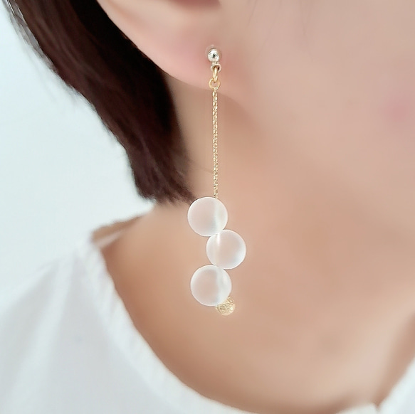 再販4　ゴールド　チェーン　ボール　白　ハンドメイド　ピアス　イヤリング　アクセ 上品×個性的】痛くないイヤリング/ピアス 曇りガラス風 フロスト