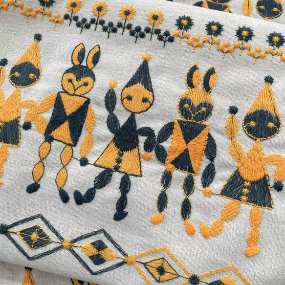 s4▽リネン混刺繡生地▽キャラクター柄 高級感 アート風 カンパーニュ