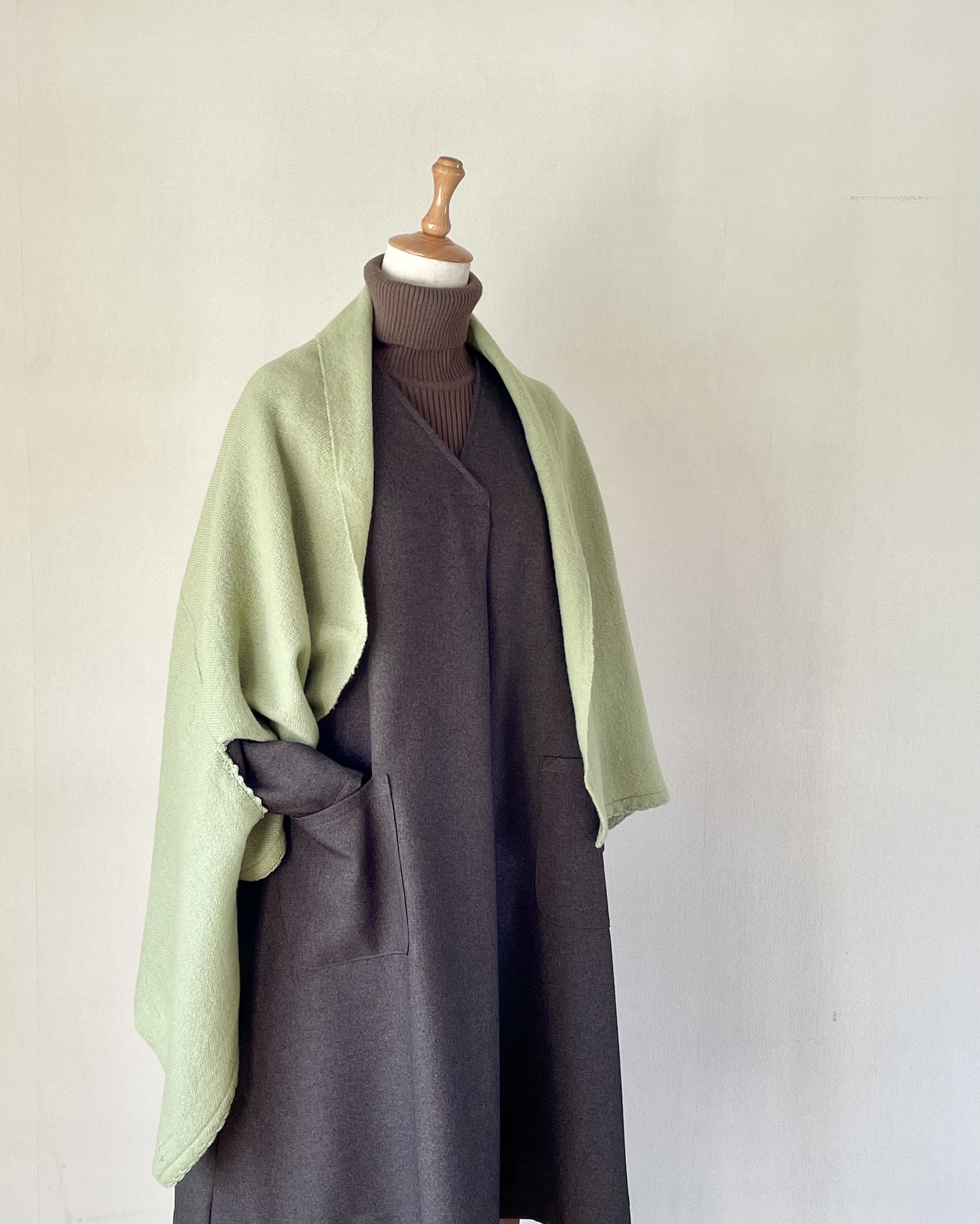 ウールの手織り　着るストール（うぐいす色） 12,210円