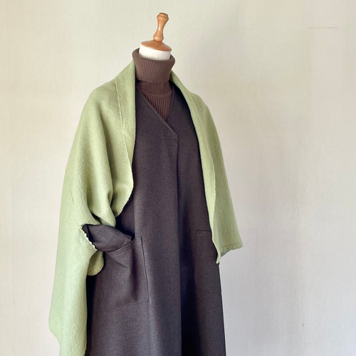 sale】ウールの手織り 着るストール（うぐいす色） ストール 手織