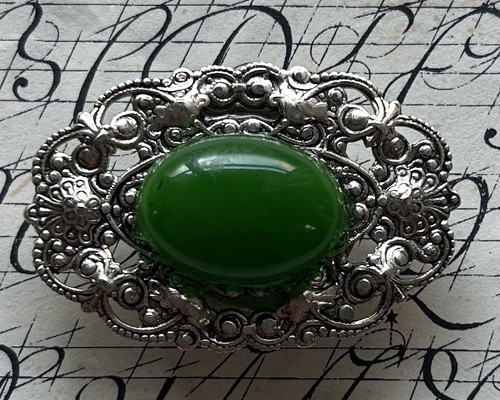 ビンテージ素材のアールヌーブォーな翡翠の帯留め「ルナー・ジェイド