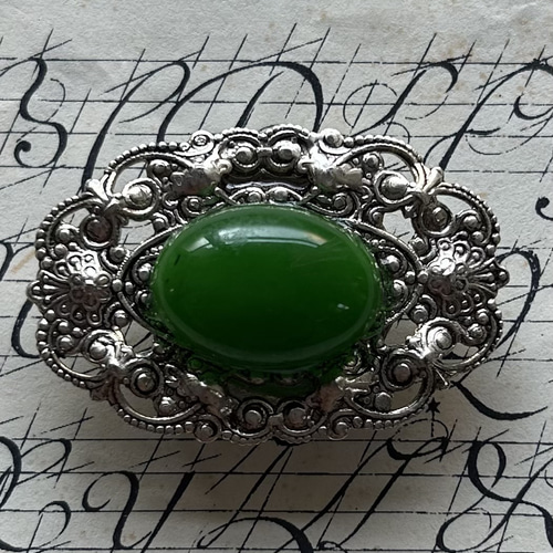 ビンテージ素材のアールヌーブォーな翡翠の帯留め「ルナー・ジェイド