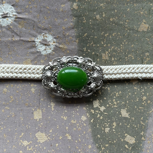 ビンテージ素材のアールヌーブォーな翡翠の帯留め「ルナー・ジェイド