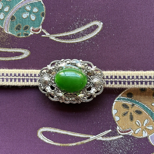 ビンテージ素材のアールヌーブォーな翡翠の帯留め「ルナー・ジェイド