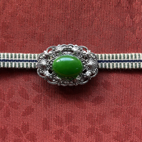 ビンテージ素材のアールヌーブォーな翡翠の帯留め「ルナー・ジェイド