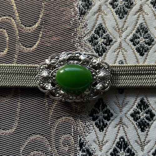 ビンテージ素材のアールヌーブォーな翡翠の帯留め「ルナー・ジェイド