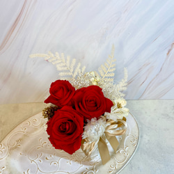 プリザーブドフラワーエレガントアレンジ　赤バラ　ホワイトリーフ　ホワイトベース　ゴールドリボン　 8枚目の画像