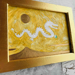 【収入アップ】風水画「白竜と黄金の富士山と太陽」・原画・油彩・額装・独立スタンド付き 3枚目の画像