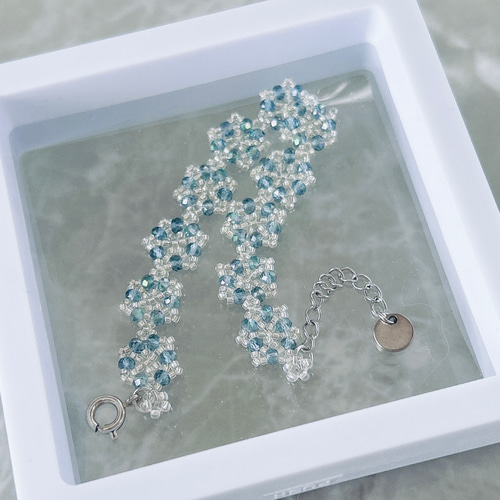 再販】雪の結晶モチーフをつなげたジュエリーステッチブレスレット