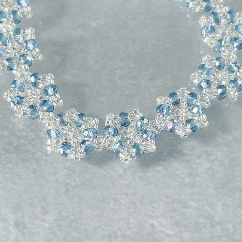 雪の結晶モチーフをつなげたジュエリーステッチブレスレット