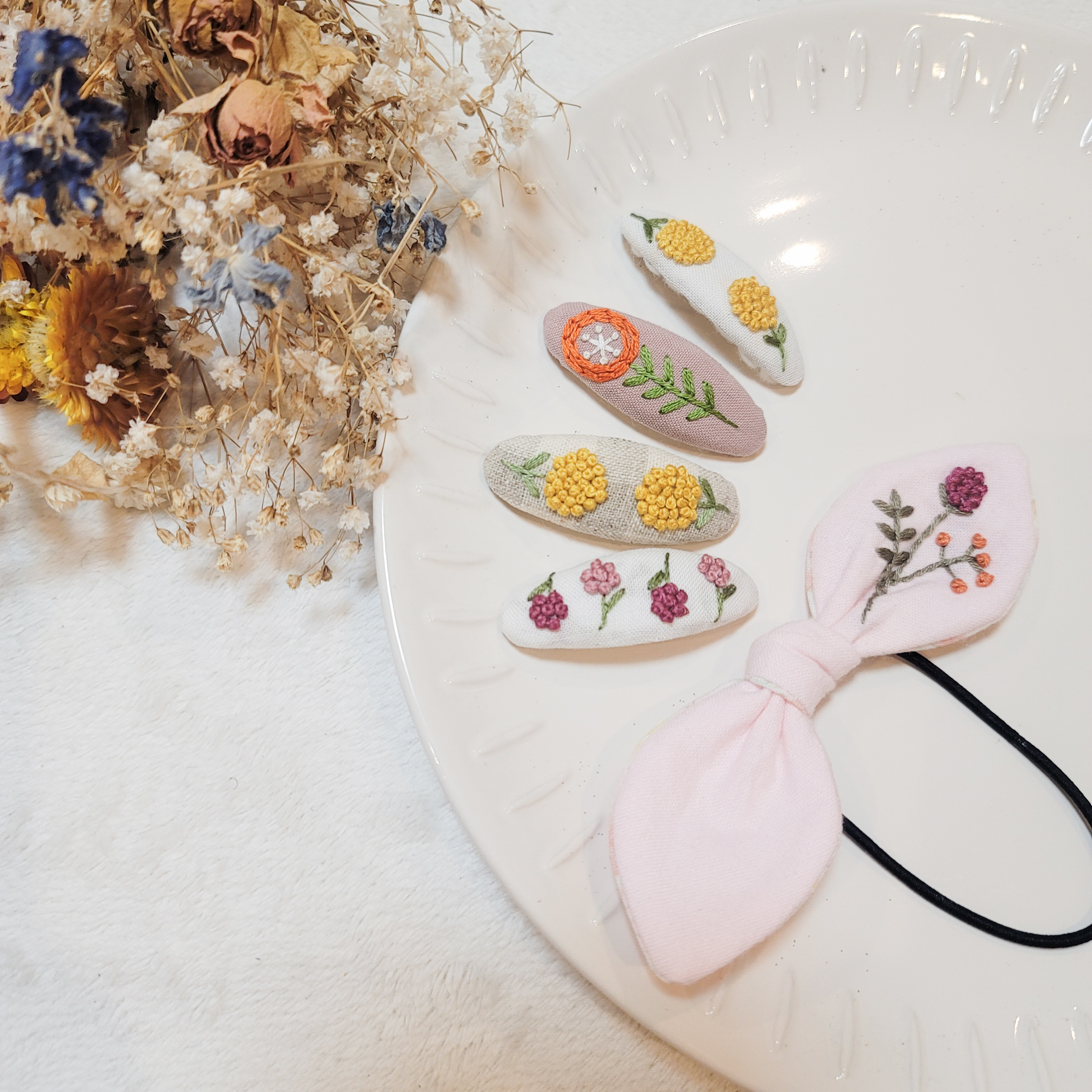 ぬくこ様 《オーダー品》お花刺繍 刺繍パッチンピン ベビーヘア 