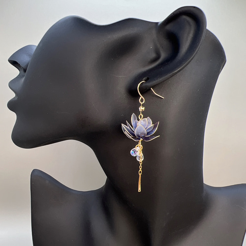 一輪花 -蓮- 瑠璃色 ピアス/イヤリング ディップアート 一輪花 -蓮- 瑠璃色 ピアス/イヤリング ディップアート