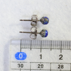 （アウトレット）小粒ラピスラズリのスタッドピアス（4mm・チタンポスト） 5枚目の画像