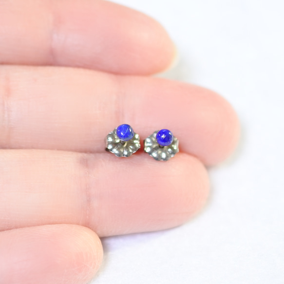 （1 件）青金石耳環（3 毫米，鈦耳環） 第4張的照片