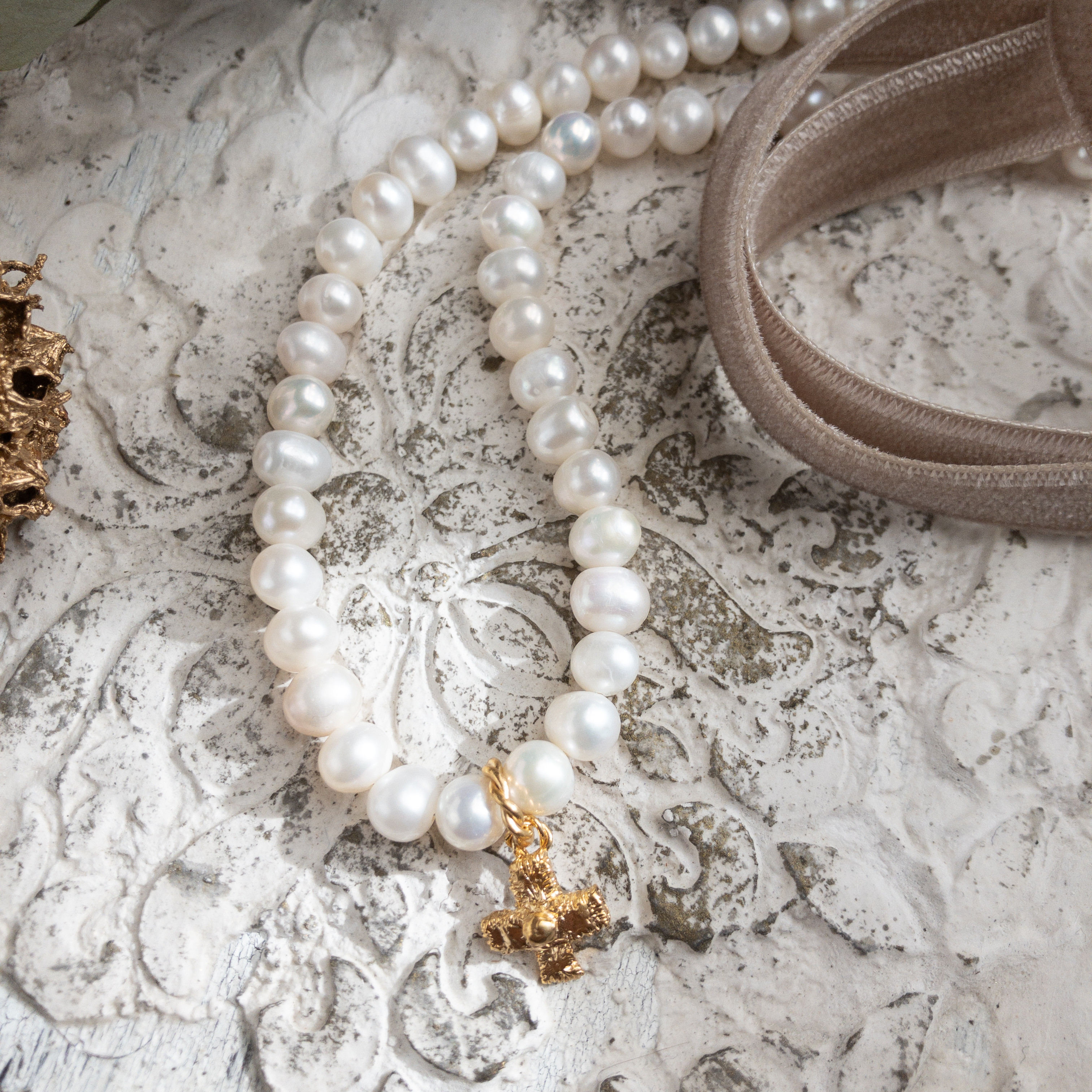 淡水パールとクロスモチーフのリボンネックレス