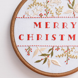 《即日発送可能♪》Merry Christmas×ボタニカル刺繍タペストリー  クリスマス 飾り クリスマスオーナメント 1枚目の画像