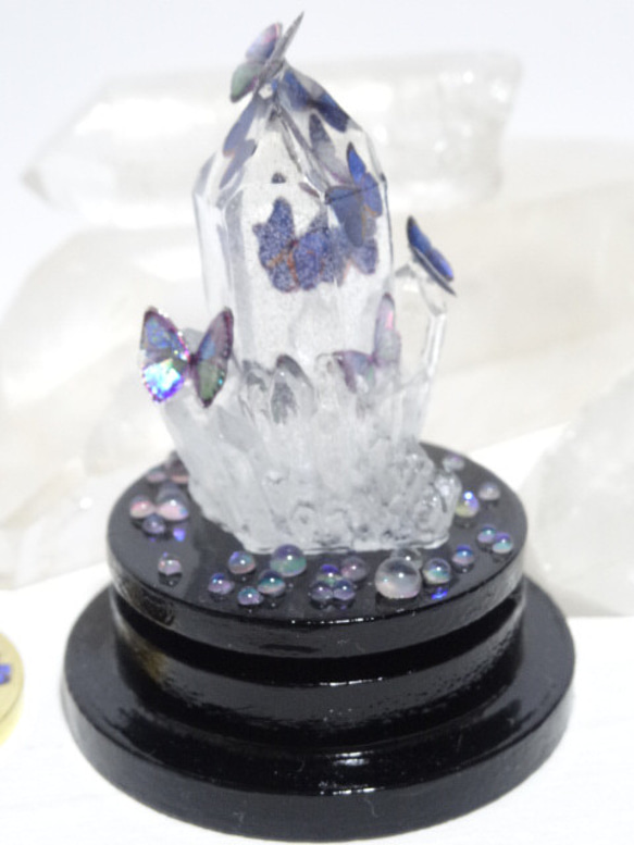 ガラスドーム付き　エポキシ樹脂(レジン)製・クリスタルとモルフォ蝶のオブジェ 4枚目の画像