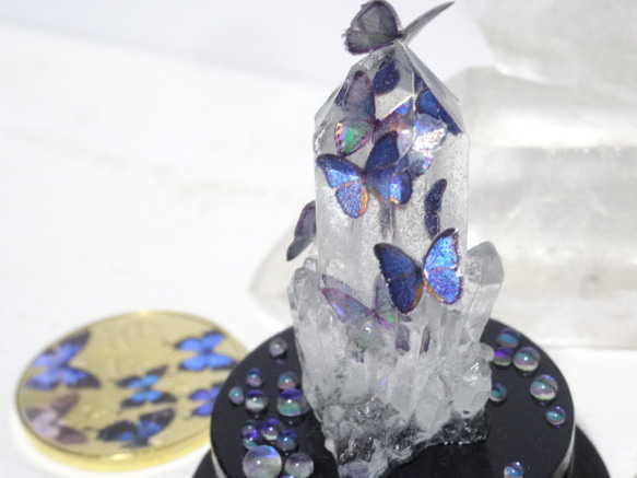 ガラスドーム付き　エポキシ樹脂(レジン)製・クリスタルとモルフォ蝶のオブジェ 1枚目の画像