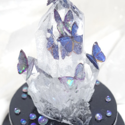 ガラスドーム付き　エポキシ樹脂(レジン)製・クリスタルとモルフォ蝶のオブジェ 3枚目の画像