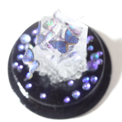 ガラスドーム付き　エポキシ樹脂(レジン)製・クリスタルとモルフォ蝶のオブジェ 5枚目の画像