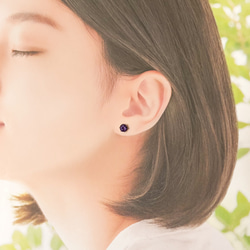 【大粒アメジスト(ダークカラー)のシンプル一粒スタッドピアス】紫/6mm/天然石/サージカルステンレス/つけっぱなしok 10枚目の画像