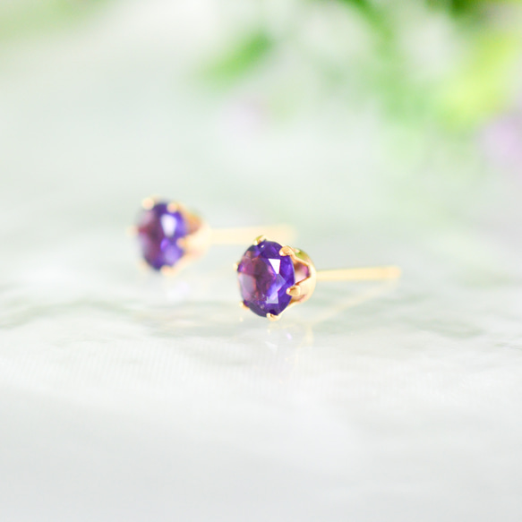 【大粒アメジスト(ダークカラー)のシンプル一粒スタッドピアス】紫/6mm/天然石/サージカルステンレス/つけっぱなしok 5枚目の画像