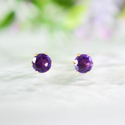 【大粒アメジスト(ダークカラー)のシンプル一粒スタッドピアス】紫/6mm/天然石/サージカルステンレス/つけっぱなしok 4枚目の画像