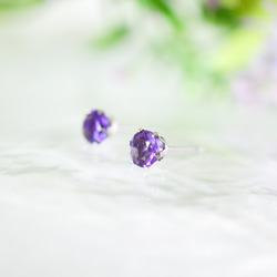 【大粒アメジスト(ダークカラー)のシンプル一粒スタッドピアス】紫/6mm/天然石/サージカルステンレス/つけっぱなしok 2枚目の画像