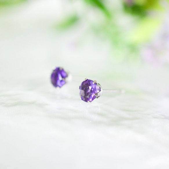 【大粒アメジスト(ダークカラー)のシンプル一粒スタッドピアス】紫/6mm/天然石/サージカルステンレス/つけっぱなしok 2枚目の画像