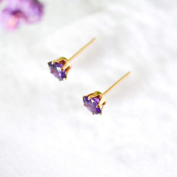 【大粒アメジスト(ダークカラー)のシンプル一粒スタッドピアス】紫/6mm/天然石/サージカルステンレス/つけっぱなしok 6枚目の画像