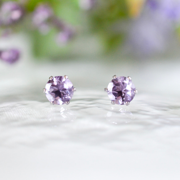 【大粒アメジストのシンプルな一粒スタッドピアス】薄紫/6mm/天然石/サージカルステンレス / つけっぱなしok 1枚目の画像