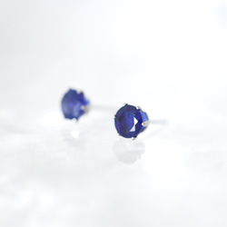 【大粒サファイアのシンプルな一粒スタッドピアス】6mm / 深青色 / 天然石 / つけっぱなし / 9月誕生石 2枚目の画像