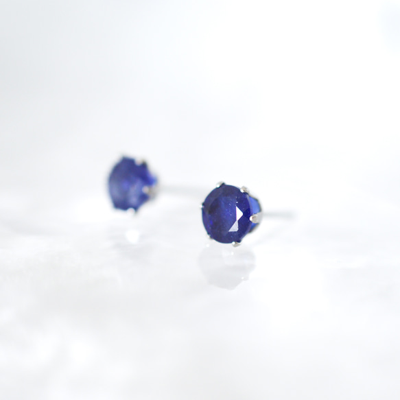 【大粒サファイアのシンプルな一粒スタッドピアス】6mm / 深青色 / 天然石 / つけっぱなし / 9月誕生石 2枚目の画像