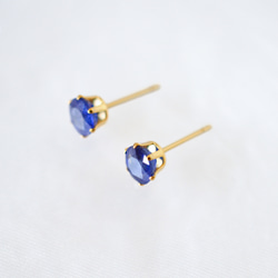 【大粒サファイアのシンプルな一粒スタッドピアス】6mm / 深青色 / 天然石 / つけっぱなし / 9月誕生石 6枚目の画像