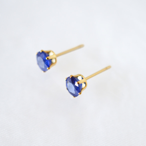 【大粒サファイアのシンプルな一粒スタッドピアス】6mm / 深青色 / 天然石 / つけっぱなし / 9月誕生石 6枚目の画像