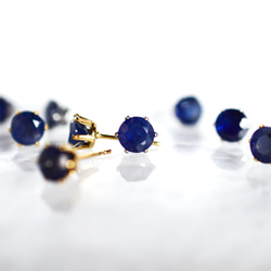 【大粒サファイアのシンプルな一粒スタッドピアス】6mm / 深青色 / 天然石 / つけっぱなし / 9月誕生石 10枚目の画像