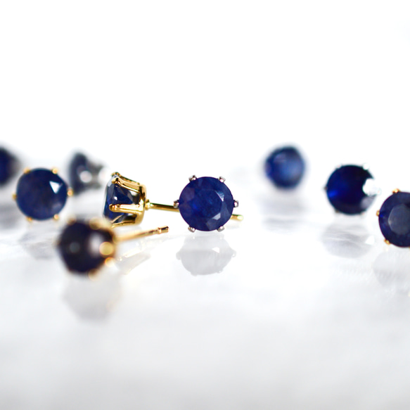 【大粒サファイアのシンプルな一粒スタッドピアス】6mm / 深青色 / 天然石 / つけっぱなし / 9月誕生石 10枚目の画像