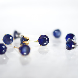 【大粒サファイアのシンプルな一粒スタッドピアス】6mm / 深青色 / 天然石 / つけっぱなし / 9月誕生石 11枚目の画像