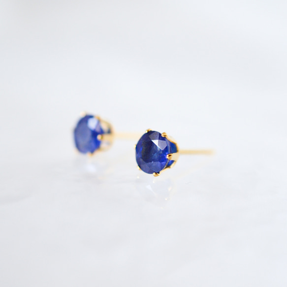 【大粒サファイアのシンプルな一粒スタッドピアス】6mm / 深青色 / 天然石 / つけっぱなし / 9月誕生石 5枚目の画像