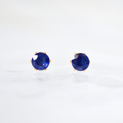 【大粒サファイアのシンプルな一粒スタッドピアス】6mm / 深青色 / 天然石 / つけっぱなし / 9月誕生石 4枚目の画像