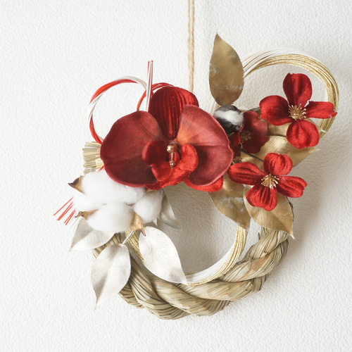 しめ縄2026　胡蝶蘭①　お正月飾り　しめ縄リース　しめ飾り 超早割お正月2026】紅色の胡蝶蘭と綿のお正月飾り しめ縄・しめ飾り