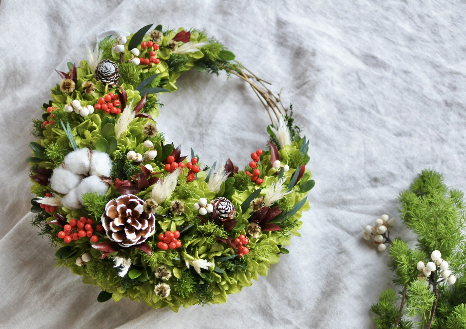 迎春リース　プリザーブドフラワー三日月型25㎝　クリスマス　お正月　コットン