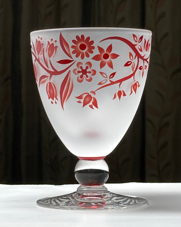 赤い小花の脚付きグラス A　無色×赤（1個） 1枚目の画像