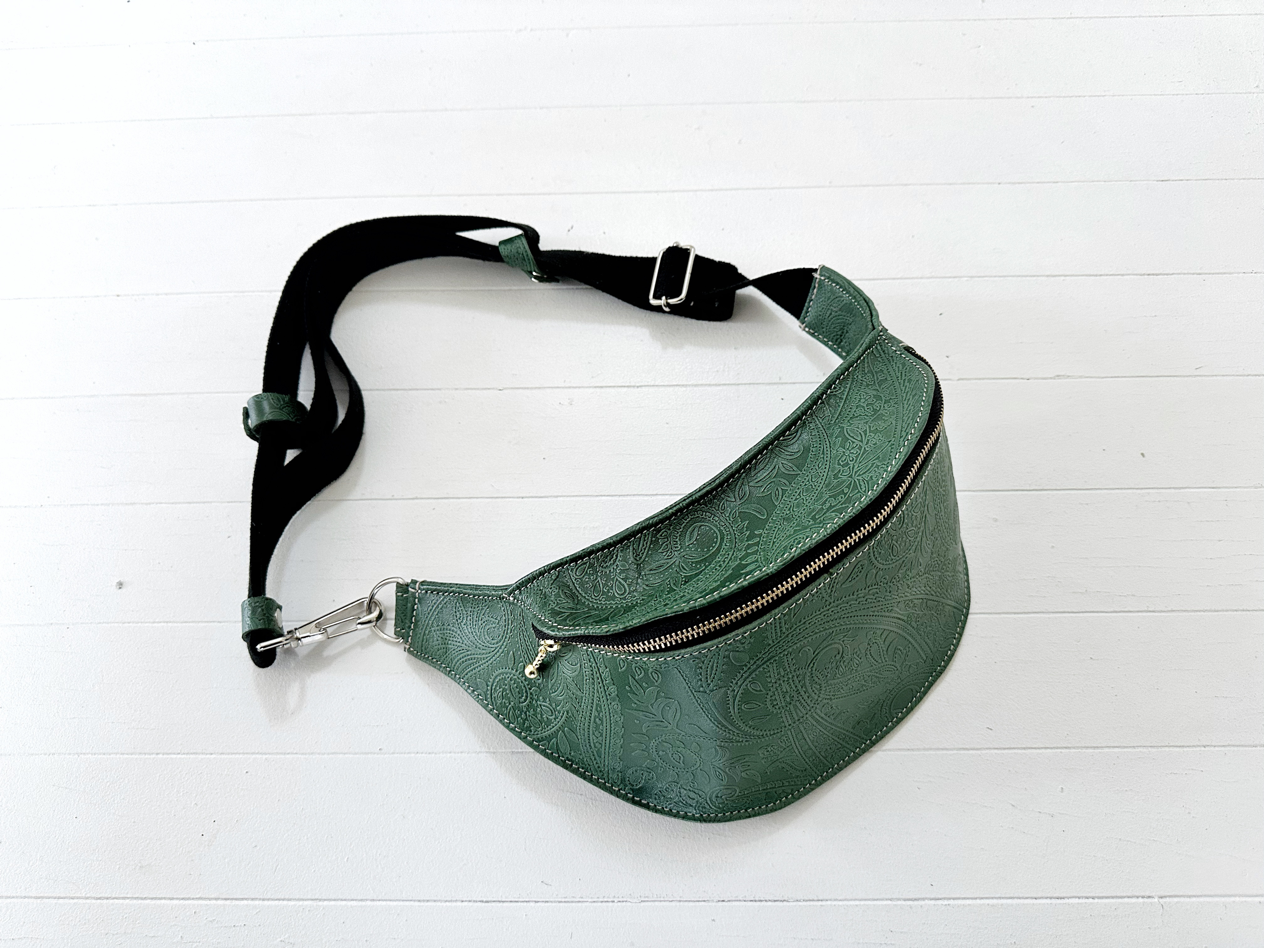 LEAVES 本革サコッシュウエストバッグボディバッグショルダーバッグ