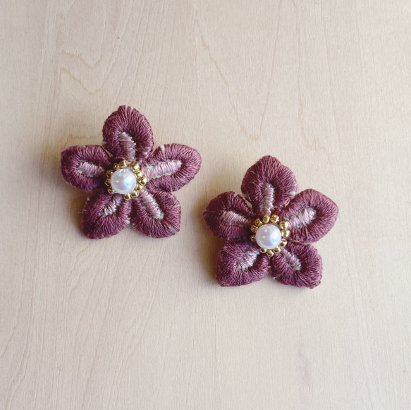 刺繍お花イヤリング 1枚目の画像