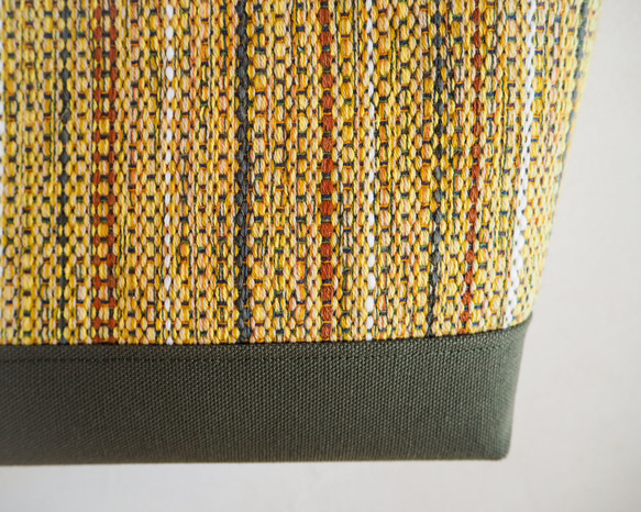 混合粗花呢手工編織布製成的橫向手提包（芥末色） 第4張的照片
