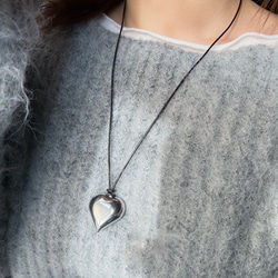 【ifumé】ぷっくりハートの大ぶりペンダント レザーコード ニット映え♪ 12枚目の画像