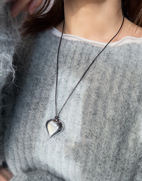 【ifumé】ぷっくりハートの大ぶりペンダント レザーコード ニット映え♪ 12枚目の画像